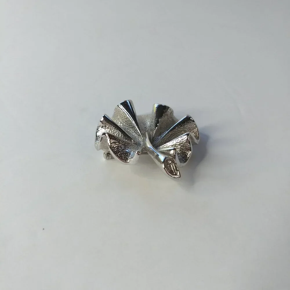 Sarah Coventry Silver Tone Rolling Leaf Pin Brooch Vintage Glam Nature